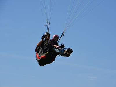 ¿Es seguro volar en parapente biplaza? 